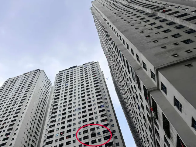 Cháy chung cư ở Hà Nội, khói đen cuồn cuộn bốc ra từ tầng 14 - Ảnh 3. Cháy chung cư ở Hà Nội, khói đen cuồn cuộn bốc ra từ tầng 14 - Ảnh 3.