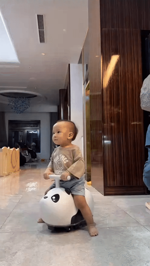 Cặp song sinh nhà Phương Oanh - Shark Binh thích thú với chiếc Cặp song sinh nhà Phương Oanh - Shark Binh thích thú với chiếc