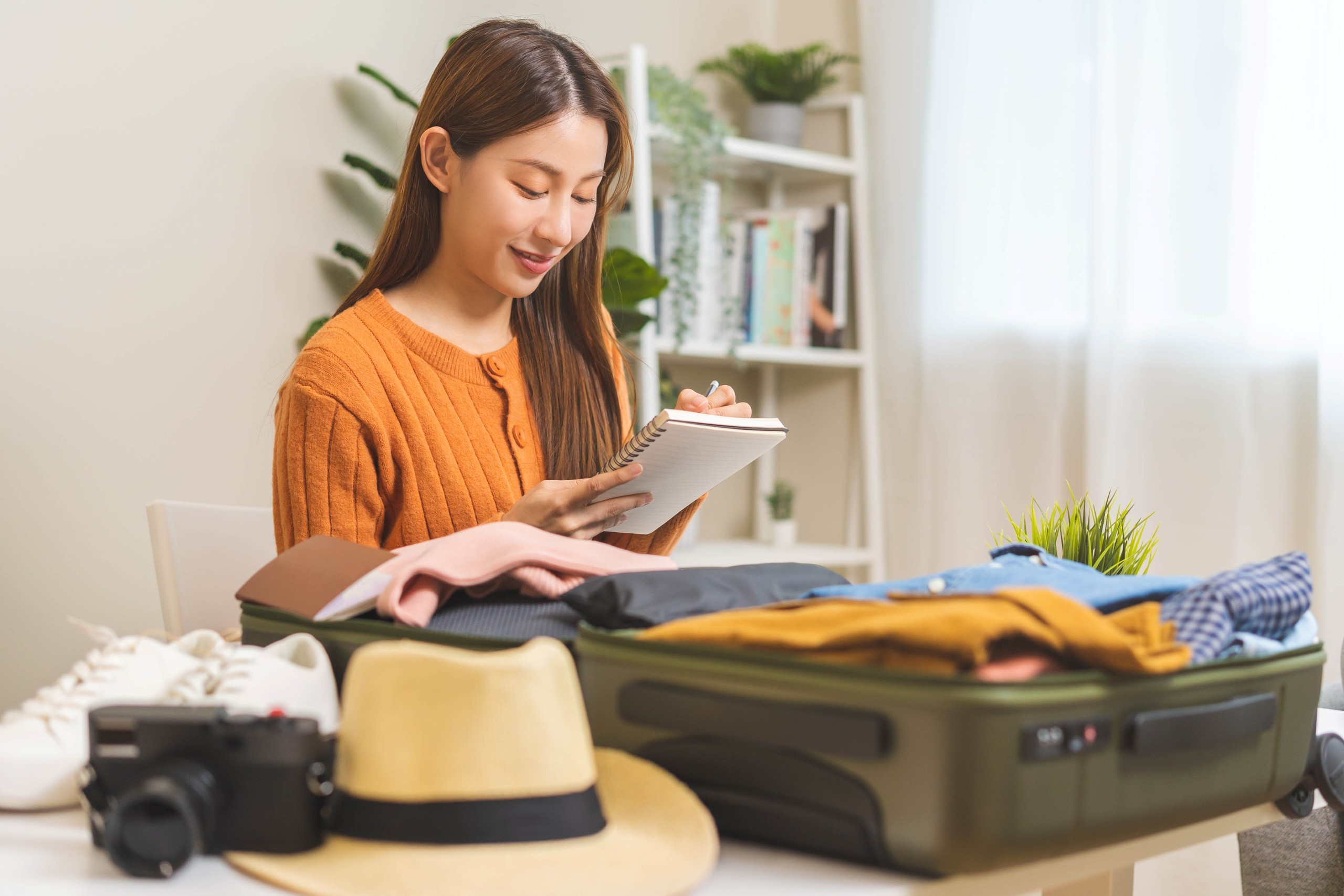 Checklist xếp vali 7kg cho chuyến đi 5 ngày: Phụ nữ tuổi 40+ nên mang gì để không thiếu, nên bỏ gì để không mệt? - Ảnh 4. Checklist xếp vali 7kg cho chuyến đi 5 ngày: Phụ nữ tuổi 40+ nên mang gì để không thiếu, nên bỏ gì để không mệt? - Ảnh 4.
