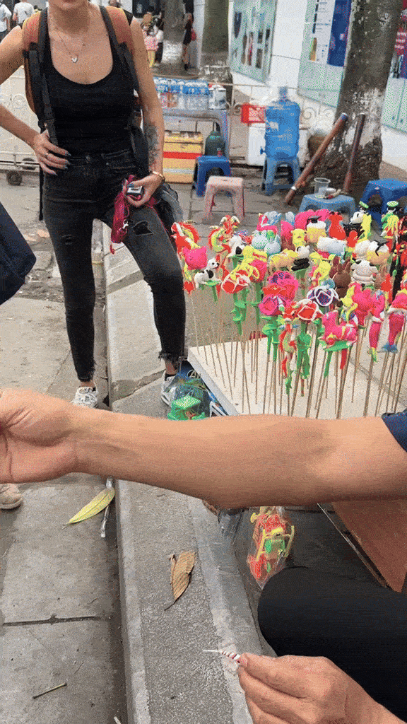 Khách Tây trầm trồ trước món đồ chơi của nhiều trẻ em Việt Nam, nhận xét: Tôi có thể ăn nó được luôn! - Ảnh 1. Khách Tây trầm trồ trước món đồ chơi của nhiều trẻ em Việt Nam, nhận xét: Tôi có thể ăn nó được luôn! - Ảnh 1.