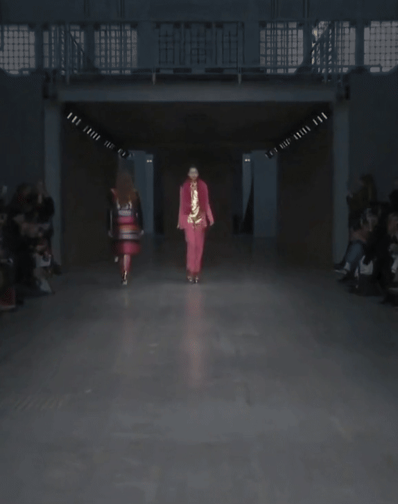 Mẫu Việt kỳ cựu bỗng bị chê catwalk thậm tệ, người từng chỉ đứng sau Hoàng Thuỳ đây sao?- Ảnh 9. Mẫu Việt kỳ cựu bỗng bị chê catwalk thậm tệ, người từng chỉ đứng sau Hoàng Thuỳ đây sao?- Ảnh 9.