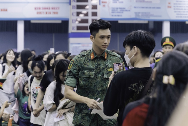 Hình ảnh hiếm thấy ở ga Sài Gòn trong buổi tối đặc biệt: Hơn 700 chiến sĩ đã lên đường thực hiện nhiệm vụ A80! - Ảnh 13. Hình ảnh hiếm thấy ở ga Sài Gòn trong buổi tối đặc biệt: Hơn 700 chiến sĩ đã lên đường thực hiện nhiệm vụ A80! - Ảnh 13.