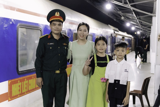 Hình ảnh hiếm thấy ở ga Sài Gòn trong buổi tối đặc biệt: Hơn 700 chiến sĩ đã lên đường thực hiện nhiệm vụ A80! - Ảnh 8. Hình ảnh hiếm thấy ở ga Sài Gòn trong buổi tối đặc biệt: Hơn 700 chiến sĩ đã lên đường thực hiện nhiệm vụ A80! - Ảnh 8.