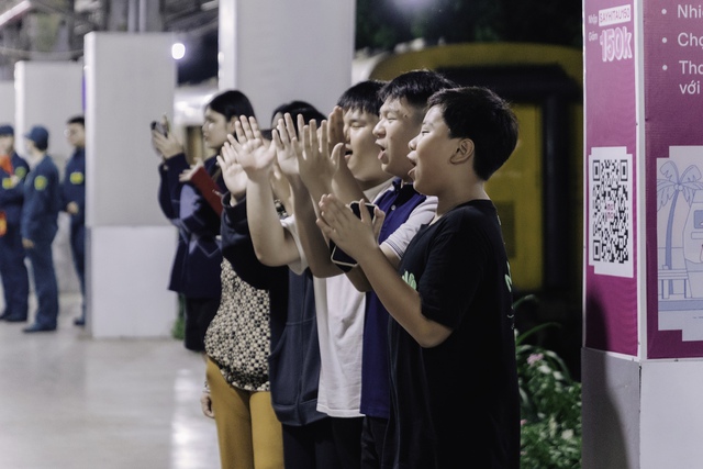 Hình ảnh hiếm thấy ở ga Sài Gòn trong buổi tối đặc biệt: Hơn 700 chiến sĩ đã lên đường thực hiện nhiệm vụ A80! - Ảnh 22. Hình ảnh hiếm thấy ở ga Sài Gòn trong buổi tối đặc biệt: Hơn 700 chiến sĩ đã lên đường thực hiện nhiệm vụ A80! - Ảnh 22.