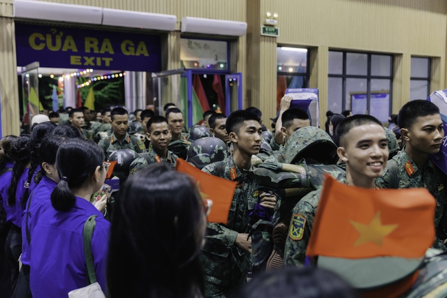Hình ảnh hiếm thấy ở ga Sài Gòn trong buổi tối đặc biệt: Hơn 700 chiến sĩ đã lên đường thực hiện nhiệm vụ A80! - Ảnh 2. Hình ảnh hiếm thấy ở ga Sài Gòn trong buổi tối đặc biệt: Hơn 700 chiến sĩ đã lên đường thực hiện nhiệm vụ A80! - Ảnh 2.