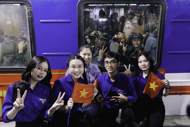 Hình ảnh hiếm thấy ở ga Sài Gòn trong buổi tối đặc biệt: Hơn 700 chiến sĩ đã lên đường thực hiện nhiệm vụ A80! - Ảnh 19. Hình ảnh hiếm thấy ở ga Sài Gòn trong buổi tối đặc biệt: Hơn 700 chiến sĩ đã lên đường thực hiện nhiệm vụ A80! - Ảnh 19.