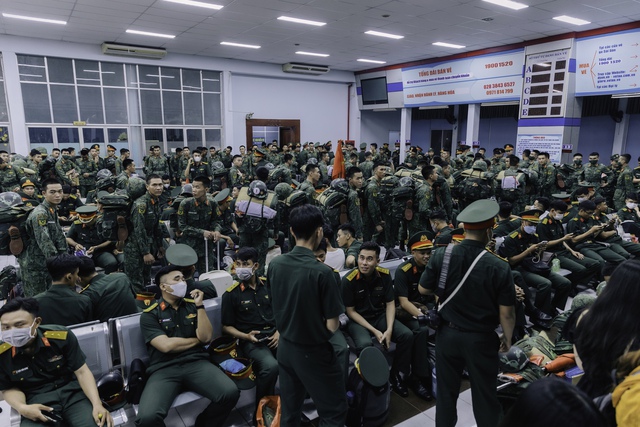 Hình ảnh hiếm thấy ở ga Sài Gòn trong buổi tối đặc biệt: Hơn 700 chiến sĩ đã lên đường thực hiện nhiệm vụ A80! - Ảnh 1. Hình ảnh hiếm thấy ở ga Sài Gòn trong buổi tối đặc biệt: Hơn 700 chiến sĩ đã lên đường thực hiện nhiệm vụ A80! - Ảnh 1.
