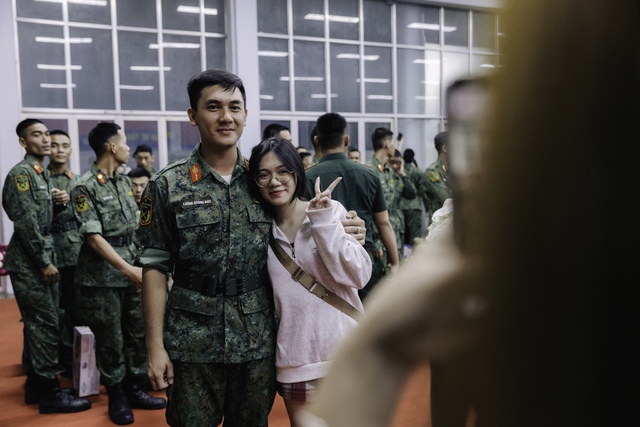 Hình ảnh hiếm thấy ở ga Sài Gòn trong buổi tối đặc biệt: Hơn 700 chiến sĩ đã lên đường thực hiện nhiệm vụ A80! - Ảnh 7. Hình ảnh hiếm thấy ở ga Sài Gòn trong buổi tối đặc biệt: Hơn 700 chiến sĩ đã lên đường thực hiện nhiệm vụ A80! - Ảnh 7.