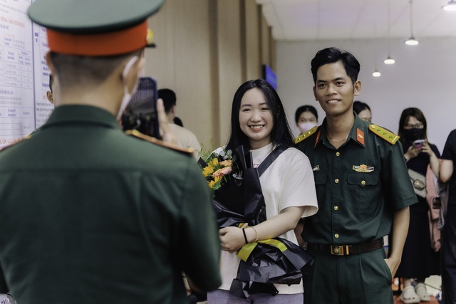 Hình ảnh hiếm thấy ở ga Sài Gòn trong buổi tối đặc biệt: Hơn 700 chiến sĩ đã lên đường thực hiện nhiệm vụ A80! - Ảnh 9. Hình ảnh hiếm thấy ở ga Sài Gòn trong buổi tối đặc biệt: Hơn 700 chiến sĩ đã lên đường thực hiện nhiệm vụ A80! - Ảnh 9.
