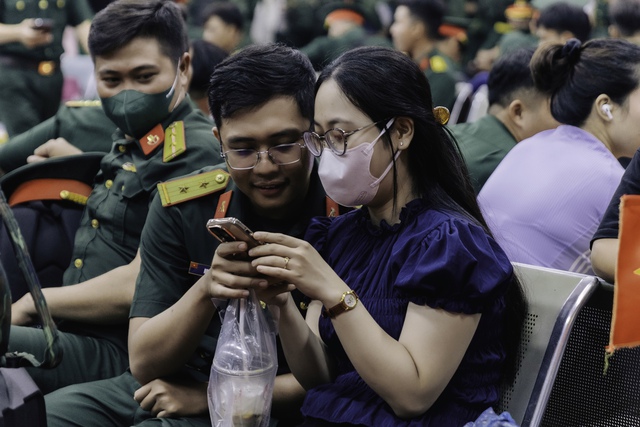 Hình ảnh hiếm thấy ở ga Sài Gòn trong buổi tối đặc biệt: Hơn 700 chiến sĩ đã lên đường thực hiện nhiệm vụ A80! - Ảnh 6. Hình ảnh hiếm thấy ở ga Sài Gòn trong buổi tối đặc biệt: Hơn 700 chiến sĩ đã lên đường thực hiện nhiệm vụ A80! - Ảnh 6.