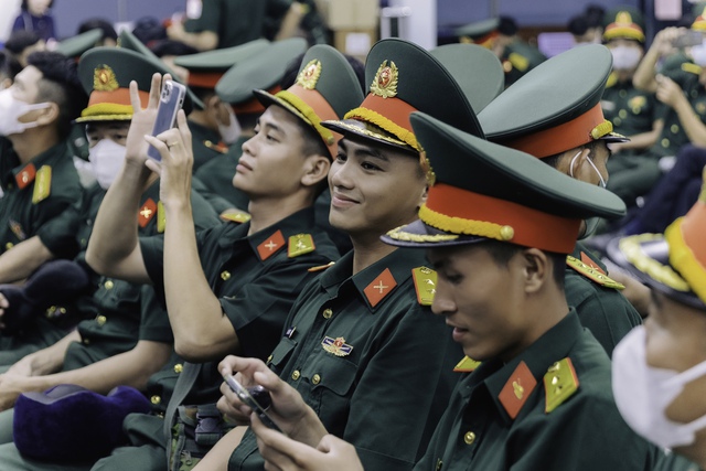 Hình ảnh hiếm thấy ở ga Sài Gòn trong buổi tối đặc biệt: Hơn 700 chiến sĩ đã lên đường thực hiện nhiệm vụ A80! - Ảnh 4. Hình ảnh hiếm thấy ở ga Sài Gòn trong buổi tối đặc biệt: Hơn 700 chiến sĩ đã lên đường thực hiện nhiệm vụ A80! - Ảnh 4.