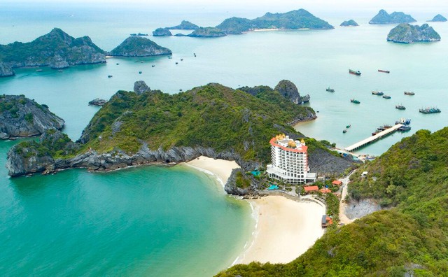 Bờ biển của "đảo ngọc" miền Bắc thay đổi sau gần 1 năm: Nhiều du khách bất ngờ không nhận ra - Ảnh 1. Bờ biển của "đảo ngọc" miền Bắc thay đổi sau gần 1 năm: Nhiều du khách bất ngờ không nhận ra - Ảnh 1.
