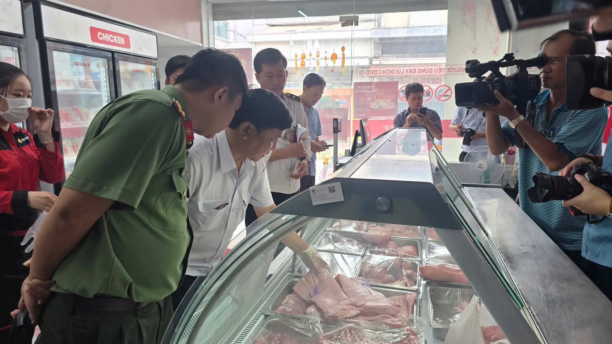 Người "tố" cửa hàng của C.P. Việt Nam: "Tôi không hơn thua, chỉ muốn bảo vệ cộng đồng" - Ảnh 5. Người “tố” cửa hàng của C.P. Việt Nam: “Tôi không hơn thua, chỉ muốn bảo vệ cộng đồng” - Ảnh 5.