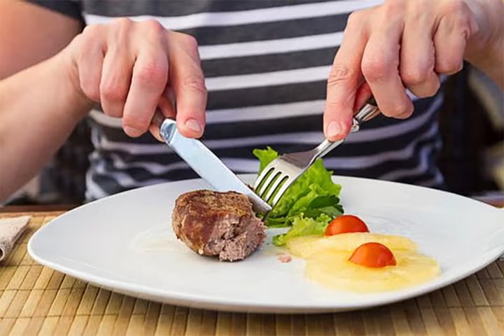 Quy tắc dùng dao nĩa khi ăn đồ Tây - Ảnh 2. Quy tắc dùng dao nĩa khi ăn đồ Tây - Ảnh 2.