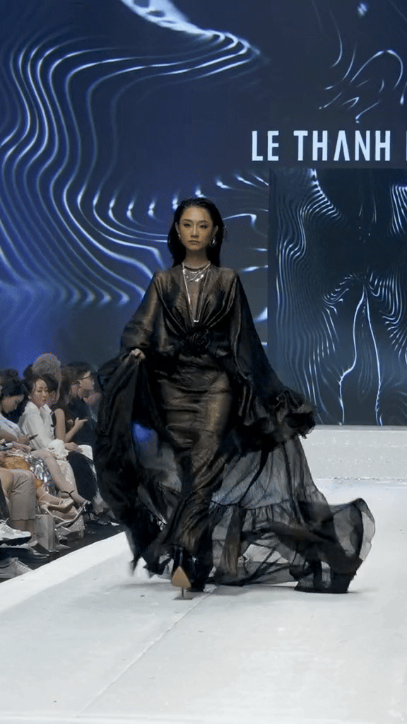 Mẫu Việt kỳ cựu bỗng bị chê catwalk thậm tệ, người từng chỉ đứng sau Hoàng Thuỳ đây sao?- Ảnh 8. Mẫu Việt kỳ cựu bỗng bị chê catwalk thậm tệ, người từng chỉ đứng sau Hoàng Thuỳ đây sao?- Ảnh 8.