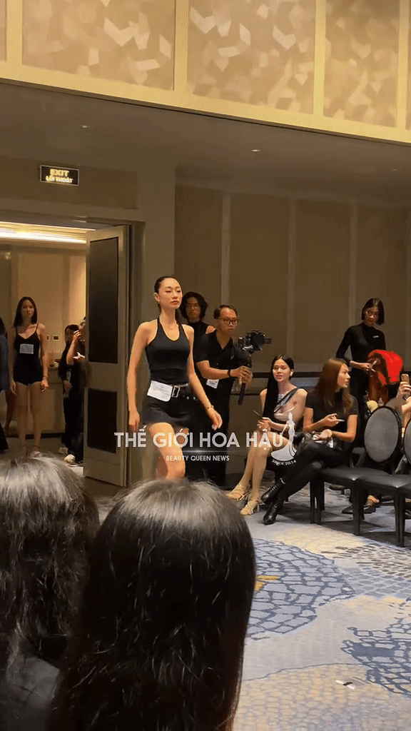 Mẫu Việt kỳ cựu bỗng bị chê catwalk thậm tệ, người từng chỉ đứng sau Hoàng Thuỳ đây sao?- Ảnh 5. Mẫu Việt kỳ cựu bỗng bị chê catwalk thậm tệ, người từng chỉ đứng sau Hoàng Thuỳ đây sao?- Ảnh 5.