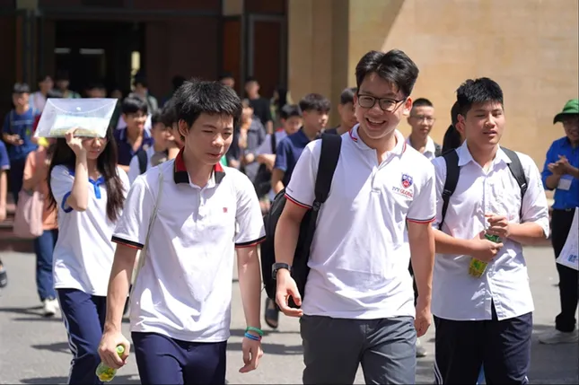 Đề thi tuyển sinh lớp 10 chuyên: Khó đến 'sốc nhiệt' - Ảnh 1. Đề thi tuyển sinh lớp 10 chuyên: Khó đến 'sốc nhiệt' - Ảnh 1.