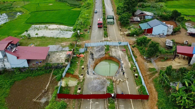 Vụ "hố tử thần" nuốt chửng người ở Bắc Kạn: Từng đổ 200m³ đá hộc nhưng đều biến mất sau một đêm, không thể xác định đáy hố sâu bao nhiêu - Ảnh 3. Vụ "hố tử thần" nuốt chửng người ở Bắc Kạn: Từng đổ 200m³ đá hộc nhưng đều biến mất sau một đêm, không thể xác định đáy hố sâu bao nhiêu - Ảnh 3.