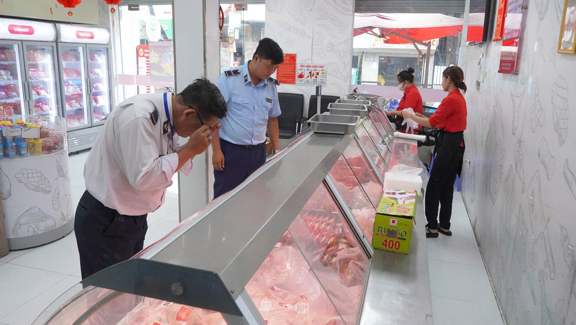Người "tố" cửa hàng của C.P. Việt Nam: "Tôi không hơn thua, chỉ muốn bảo vệ cộng đồng" - Ảnh 2. Người “tố” cửa hàng của C.P. Việt Nam: “Tôi không hơn thua, chỉ muốn bảo vệ cộng đồng” - Ảnh 2.