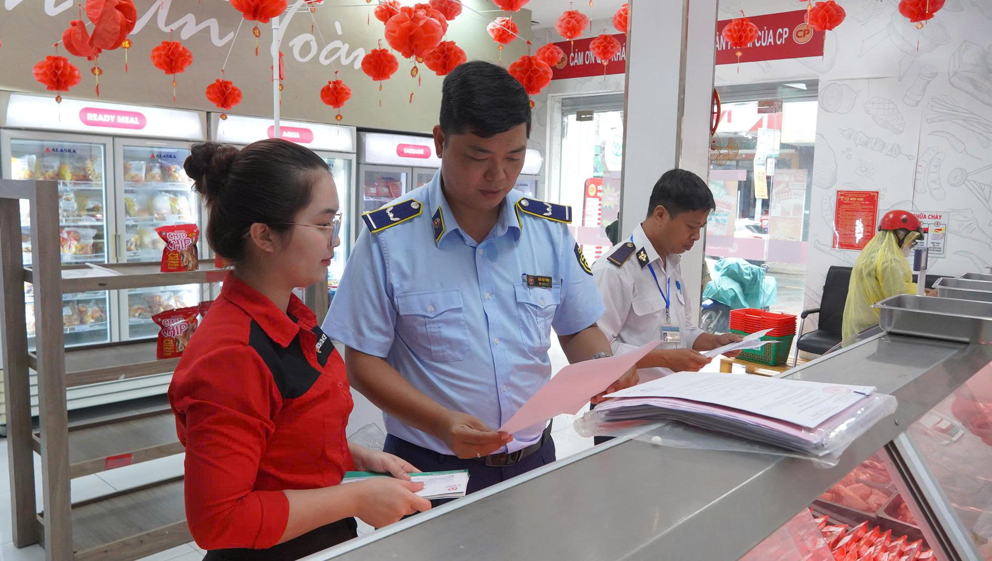 Người "tố" cửa hàng của C.P. Việt Nam: "Tôi không hơn thua, chỉ muốn bảo vệ cộng đồng" - Ảnh 3. Người “tố” cửa hàng của C.P. Việt Nam: “Tôi không hơn thua, chỉ muốn bảo vệ cộng đồng” - Ảnh 3.