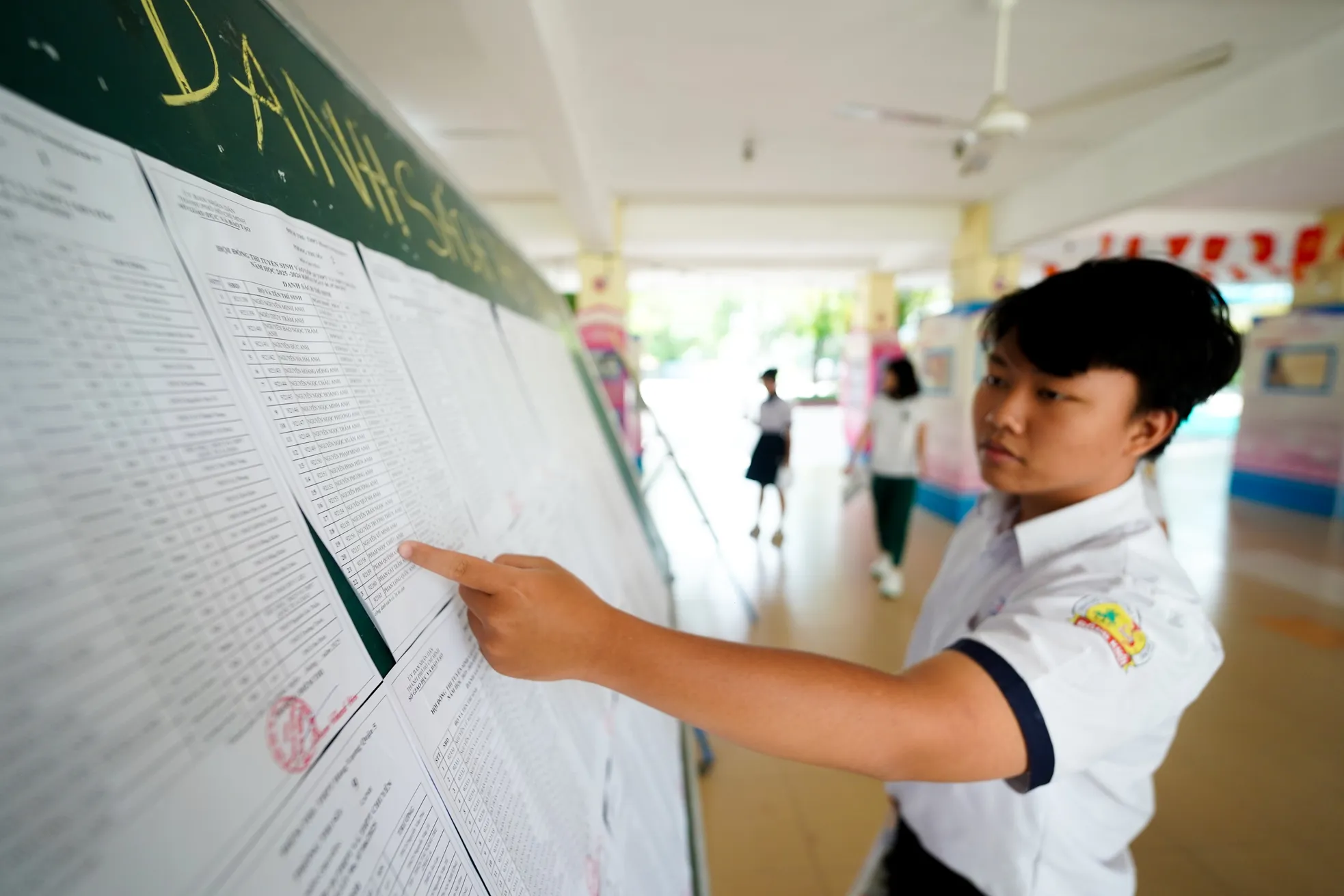 Hơn 70.000 thí sinh TPHCM làm thủ tục thi vào lớp 10 - Ảnh 2. Hơn 70.000 thí sinh TPHCM làm thủ tục thi vào lớp 10 - Ảnh 2.
