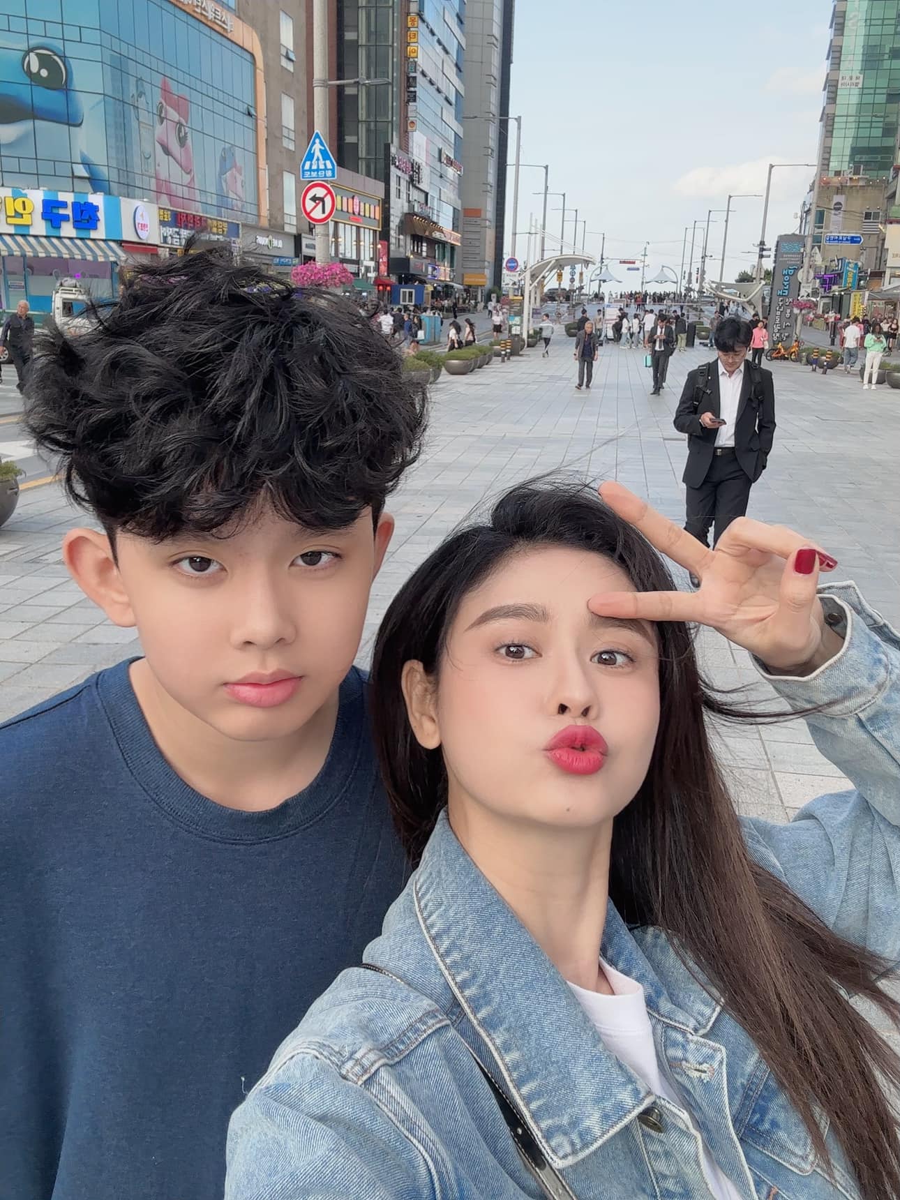 Con trai của Tim và Trương Quỳnh Anh sau khi bố mẹ ly hôn: Tuổi 13 đã cao 1m8, học trường quốc tế, ngày càng điển trai- Ảnh 3. Con trai của Tim và Trương Quỳnh Anh sau khi bố mẹ ly hôn: Tuổi 13 đã cao 1m8, học trường quốc tế, ngày càng điển trai- Ảnh 3.