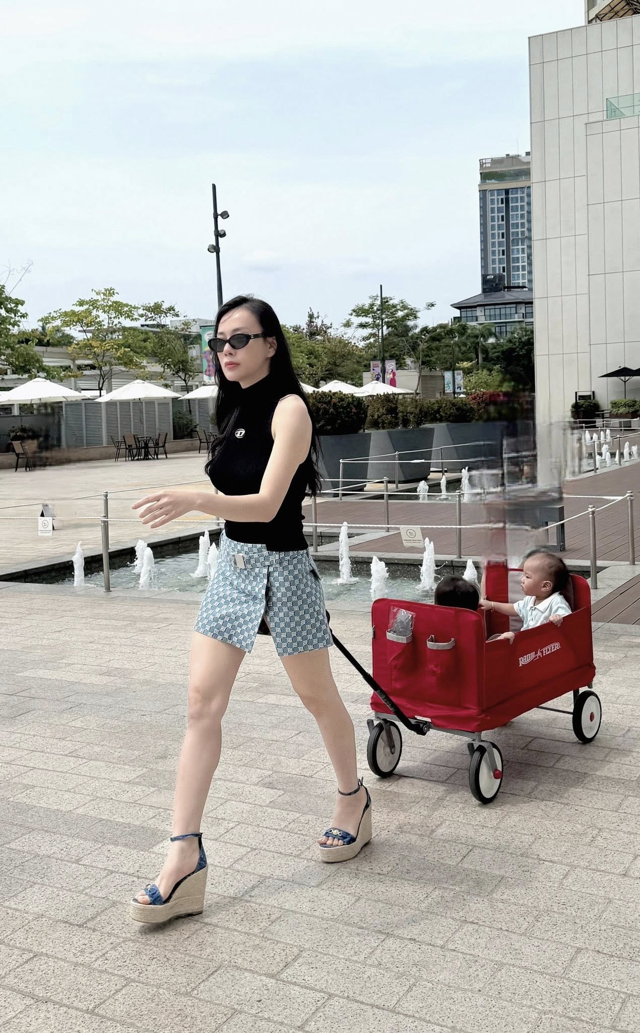 Cặp song sinh Jimmy - Jenny nhà Phương Oanh bé xíu đã có “xế hộp” riêng: Mẹ chăm khéo thế này, hỏi sao shark Bình không chiều hết mực!- Ảnh 3. Cặp song sinh Jimmy - Jenny nhà Phương Oanh bé xíu đã có “xế hộp” riêng: Mẹ chăm khéo thế này, hỏi sao shark Bình không chiều hết mực!- Ảnh 3.
