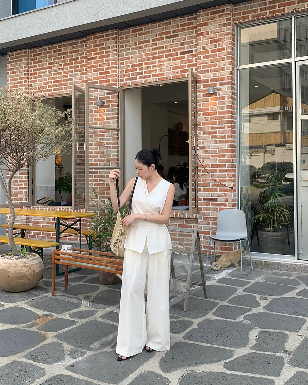 10 cách phối quần ống rộng đơn giản mà vẫn giúp chị em mặc đẹp suốt mùa hè - Ảnh 9.