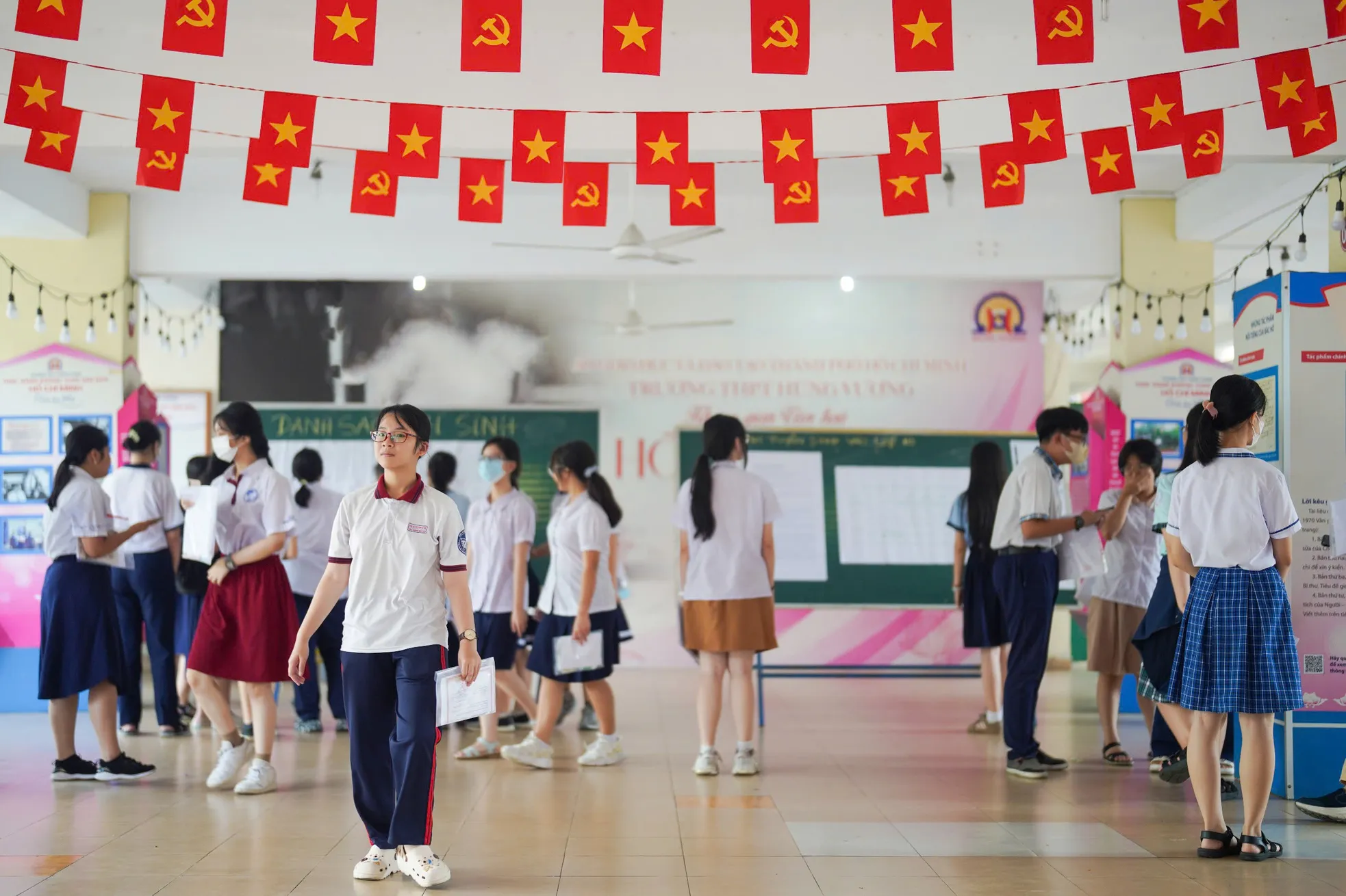 Hơn 70.000 thí sinh TPHCM làm thủ tục thi vào lớp 10 - Ảnh 7. Hơn 70.000 thí sinh TPHCM làm thủ tục thi vào lớp 10 - Ảnh 7.