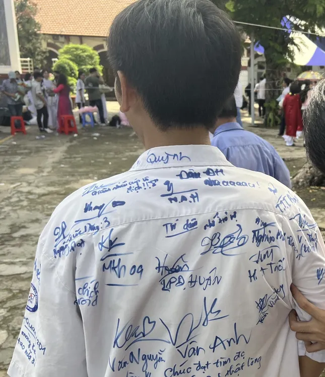 Thí sinh mặc áo chi chít chữ ký, có được vào dự thi? - Ảnh 1. Thí sinh mặc áo chi chít chữ ký, có được vào dự thi? - Ảnh 1.