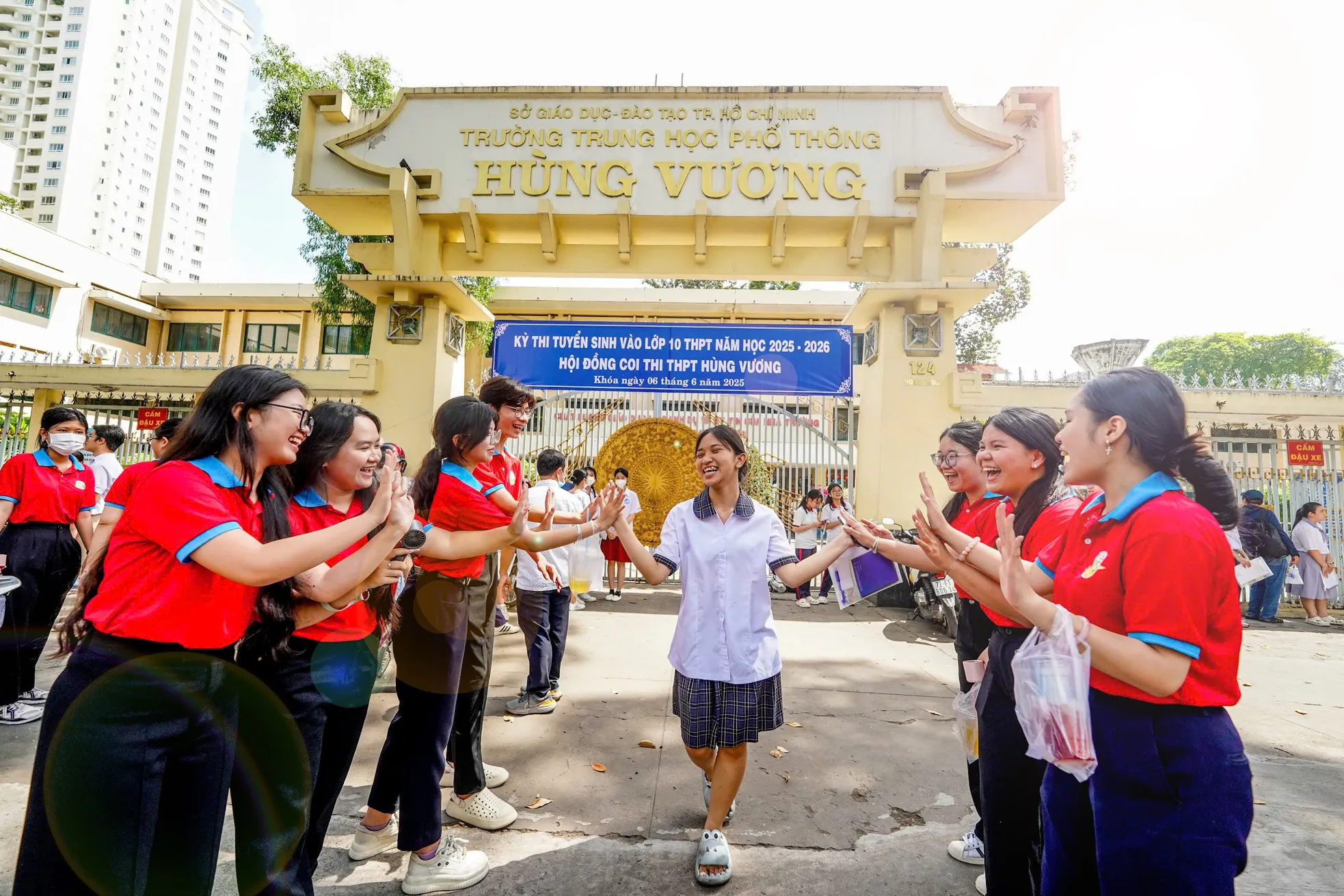 Hơn 70.000 thí sinh TPHCM làm thủ tục thi vào lớp 10 - Ảnh 1. Hơn 70.000 thí sinh TPHCM làm thủ tục thi vào lớp 10 - Ảnh 1.