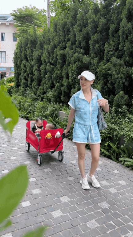 Cặp song sinh Jimmy - Jenny nhà Phương Oanh bé xíu đã có “xế hộp” riêng: Mẹ chăm khéo thế này, hỏi sao shark Bình không chiều hết mực!- Ảnh 6. Cặp song sinh Jimmy - Jenny nhà Phương Oanh bé xíu đã có “xế hộp” riêng: Mẹ chăm khéo thế này, hỏi sao shark Bình không chiều hết mực!- Ảnh 6.