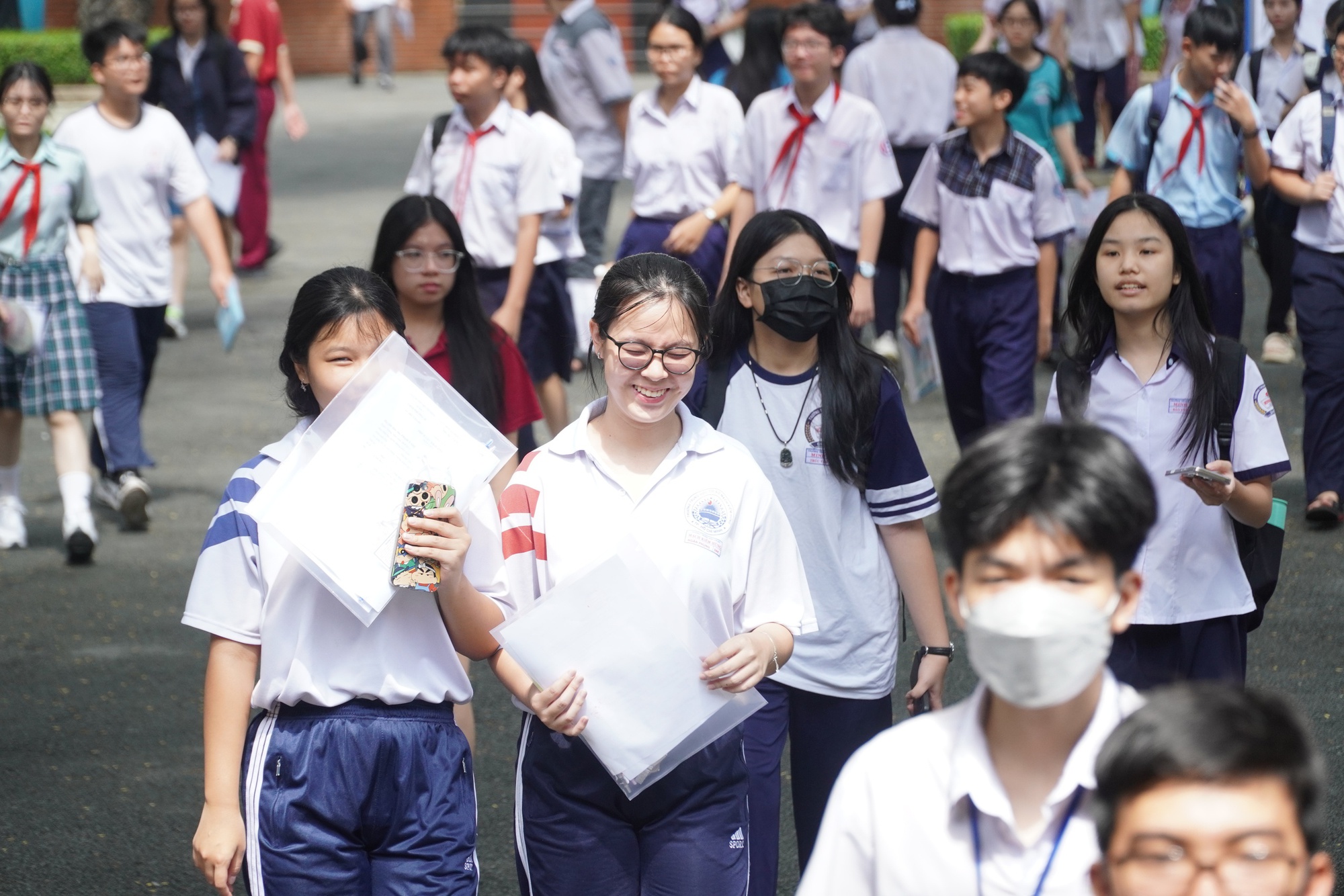 Xúc động hình ảnh thí sinh đi thi lớp 10 được cõng vào lớp - Ảnh 4. Bị teo cơ tủy, nam sinh được cõng vào phòng thi - Ảnh 4.