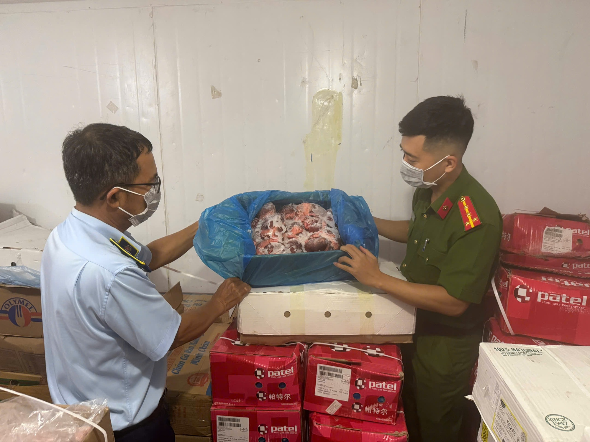 Đột kích kho hàng đông lạnh của Công ty Thịnh Phát Food ở Quảng Bình- Ảnh 2. Đột kích kho hàng đông lạnh của Công ty Thịnh Phát Food ở Quảng Bình- Ảnh 2.