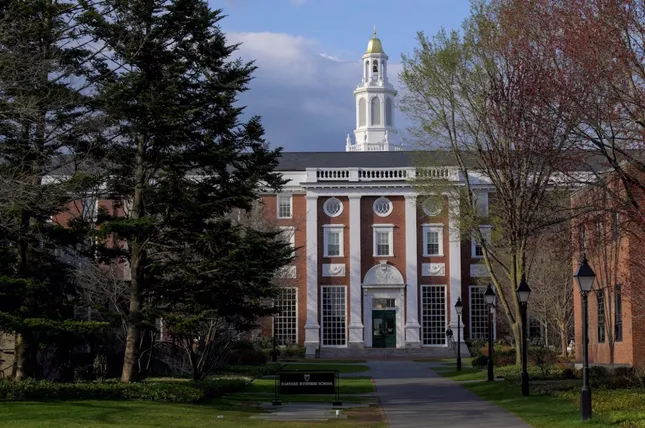 Tổng thống Mỹ Trump ký lệnh hạn chế thị thực sinh viên Đại học Harvard - Ảnh 1. Tổng thống Mỹ Trump ký lệnh hạn chế thị thực sinh viên Đại học Harvard - Ảnh 1.