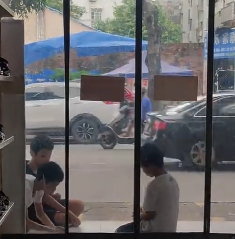 Mở cửa hàng gần trường học nhưng thua lỗ ê chề, cặp vợ chồng bất ngờ Mở cửa hàng gần trường học nhưng thua lỗ ê chề, cặp vợ chồng bất ngờ
