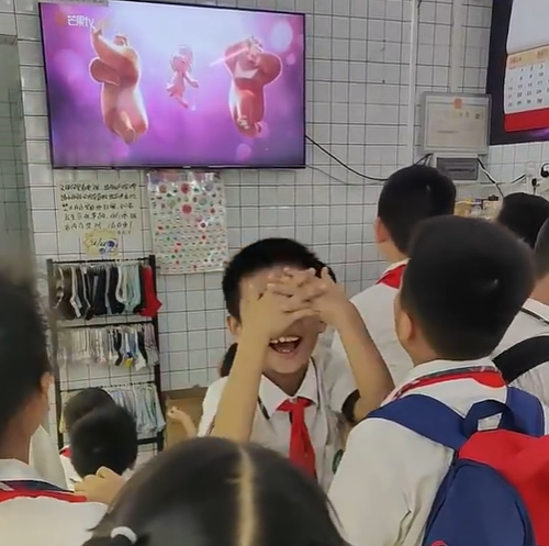 Mở cửa hàng gần trường học nhưng thua lỗ ê chề, cặp vợ chồng bất ngờ Mở cửa hàng gần trường học nhưng thua lỗ ê chề, cặp vợ chồng bất ngờ