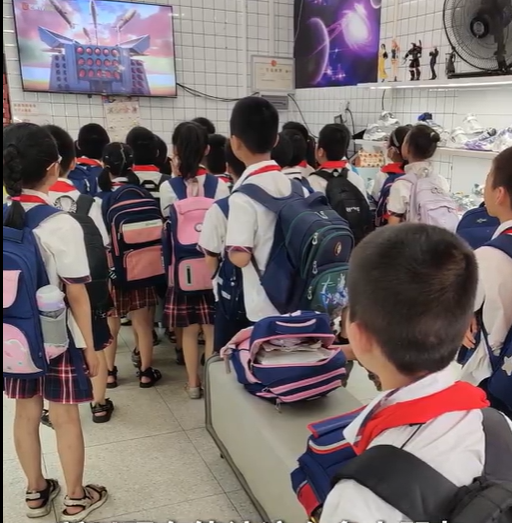 Mở cửa hàng gần trường học nhưng thua lỗ ê chề, cặp vợ chồng bất ngờ Mở cửa hàng gần trường học nhưng thua lỗ ê chề, cặp vợ chồng bất ngờ