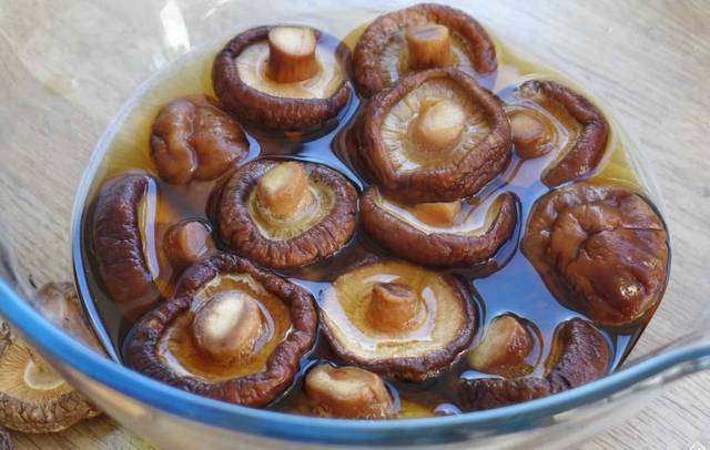 soaking-shiitake-mushrooms-in-water-scaled-1749045600324167981894-1749081946554-17490819466841647503161.jpg