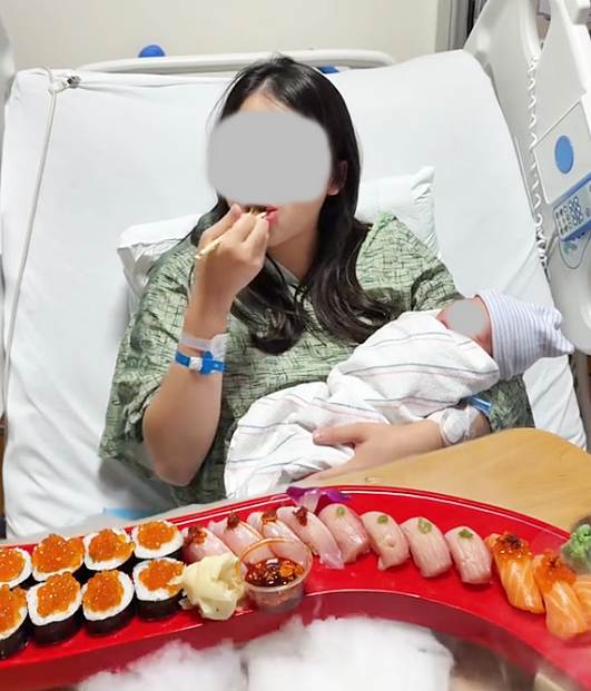 Sản phụ gây tranh cãi dữ dội vì vừa sinh xong đã mukbang sushi ngay trên giường bệnh, ôm con ngồi ăn giữa làn khói mịt mù- Ảnh 2. Sản phụ gây tranh cãi dữ dội vì vừa sinh xong đã mukbang sushi ngay trên giường bệnh, ôm con ngồi ăn giữa làn khói mịt mù- Ảnh 2.