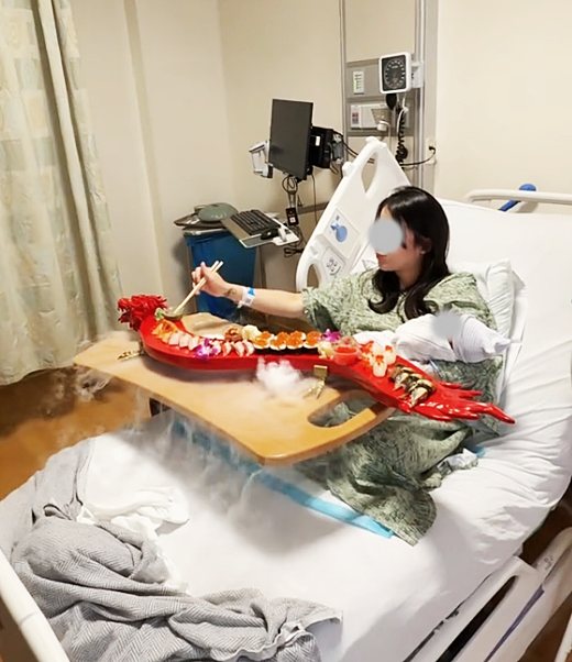 Sản phụ gây tranh cãi dữ dội vì vừa sinh xong đã mukbang sushi ngay trên giường bệnh, ôm con ngồi ăn giữa làn khói mịt mù- Ảnh 5. Sản phụ gây tranh cãi dữ dội vì vừa sinh xong đã mukbang sushi ngay trên giường bệnh, ôm con ngồi ăn giữa làn khói mịt mù- Ảnh 5.