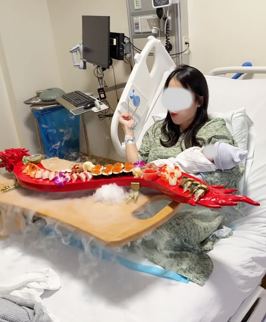 Sản phụ gây tranh cãi dữ dội vì vừa sinh xong đã mukbang sushi ngay trên giường bệnh, ôm con ngồi ăn giữa làn khói mịt mù- Ảnh 6. Sản phụ gây tranh cãi dữ dội vì vừa sinh xong đã mukbang sushi ngay trên giường bệnh, ôm con ngồi ăn giữa làn khói mịt mù- Ảnh 6.