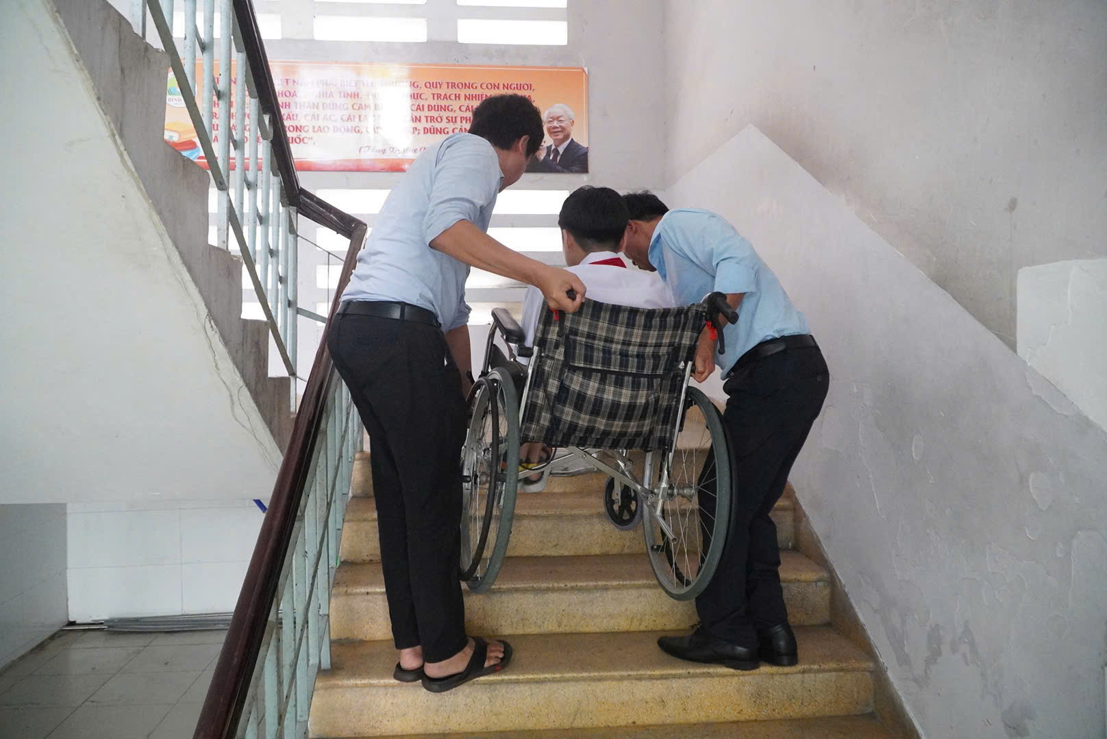 Xúc động hình ảnh thí sinh đi thi lớp 10 được cõng vào lớp - Ảnh 1. Bị teo cơ tủy, nam sinh được cõng vào phòng thi - Ảnh 1.