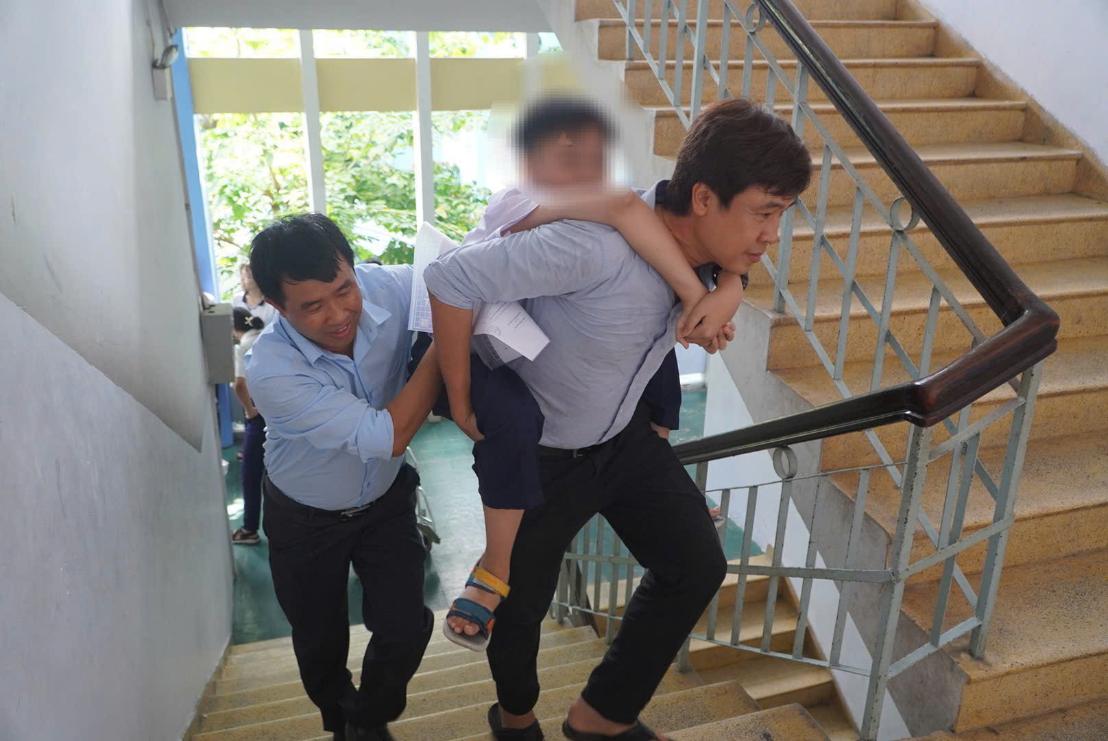 Xúc động hình ảnh thí sinh đi thi lớp 10 được cõng vào lớp - Ảnh 2. Bị teo cơ tủy, nam sinh được cõng vào phòng thi - Ảnh 2.