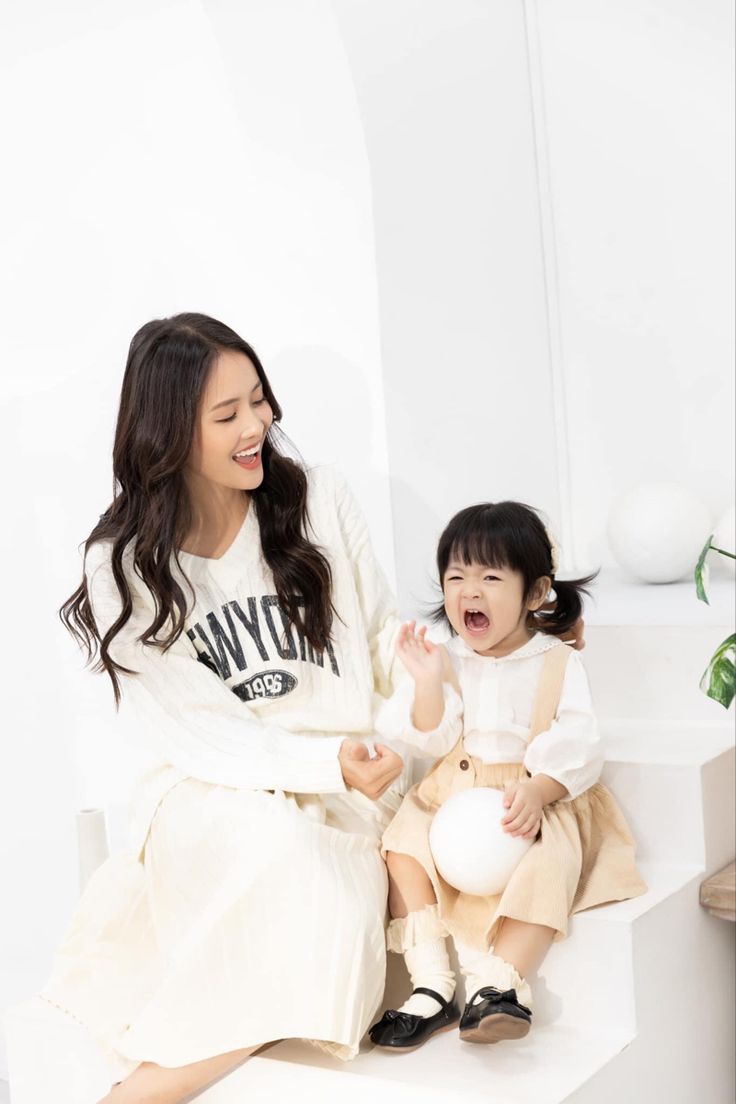 Mẹ Hà Nội thú nhận tiêu 1/3 lương tháng chỉ để “làm điệu”cho con gái 2 tuổi: “Mẹ mê mua, con lại chẳng mặc!”- Ảnh 2. Mẹ Hà Nội thú nhận tiêu 1/3 lương tháng chỉ để “làm điệu”cho con gái 2 tuổi: “Mẹ mê mua, con lại chẳng mặc!”- Ảnh 2.