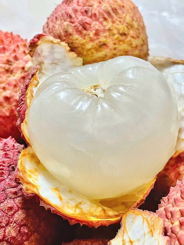 Loại vải hơn 10.000đ/quả, to bằng trứng gà: Người ăn nhận xét "Chưa bao giờ ăn vải nào ngon thế này" - Ảnh 6. Loại vải hơn 10.000đ/quả, to bằng trứng gà: Người ăn nhận xét "Chưa bao giờ ăn vải nào ngon thế này" - Ảnh 6.