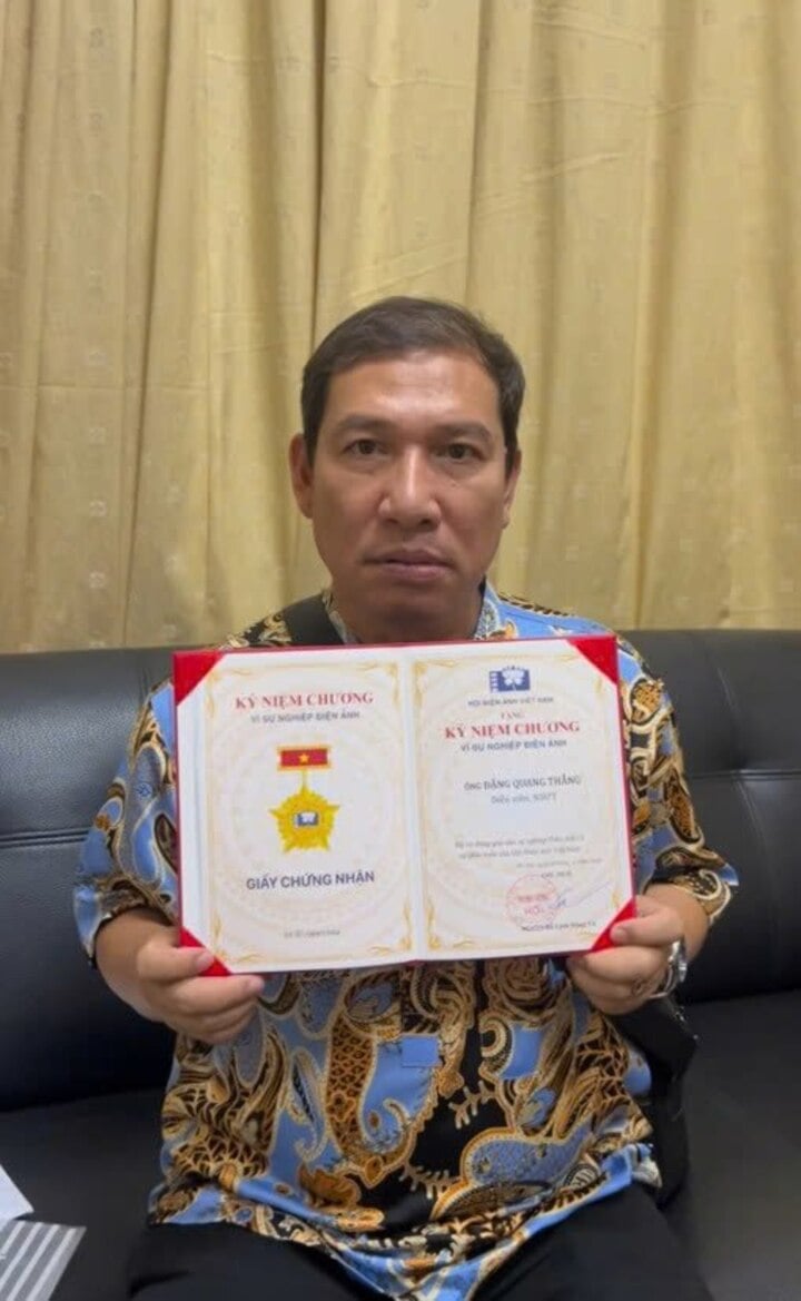 NSƯT Quang Thắng khiến dân mạng cười ngất vì biểu cảm 'hình sự' khi nhận giải - Ảnh 1.