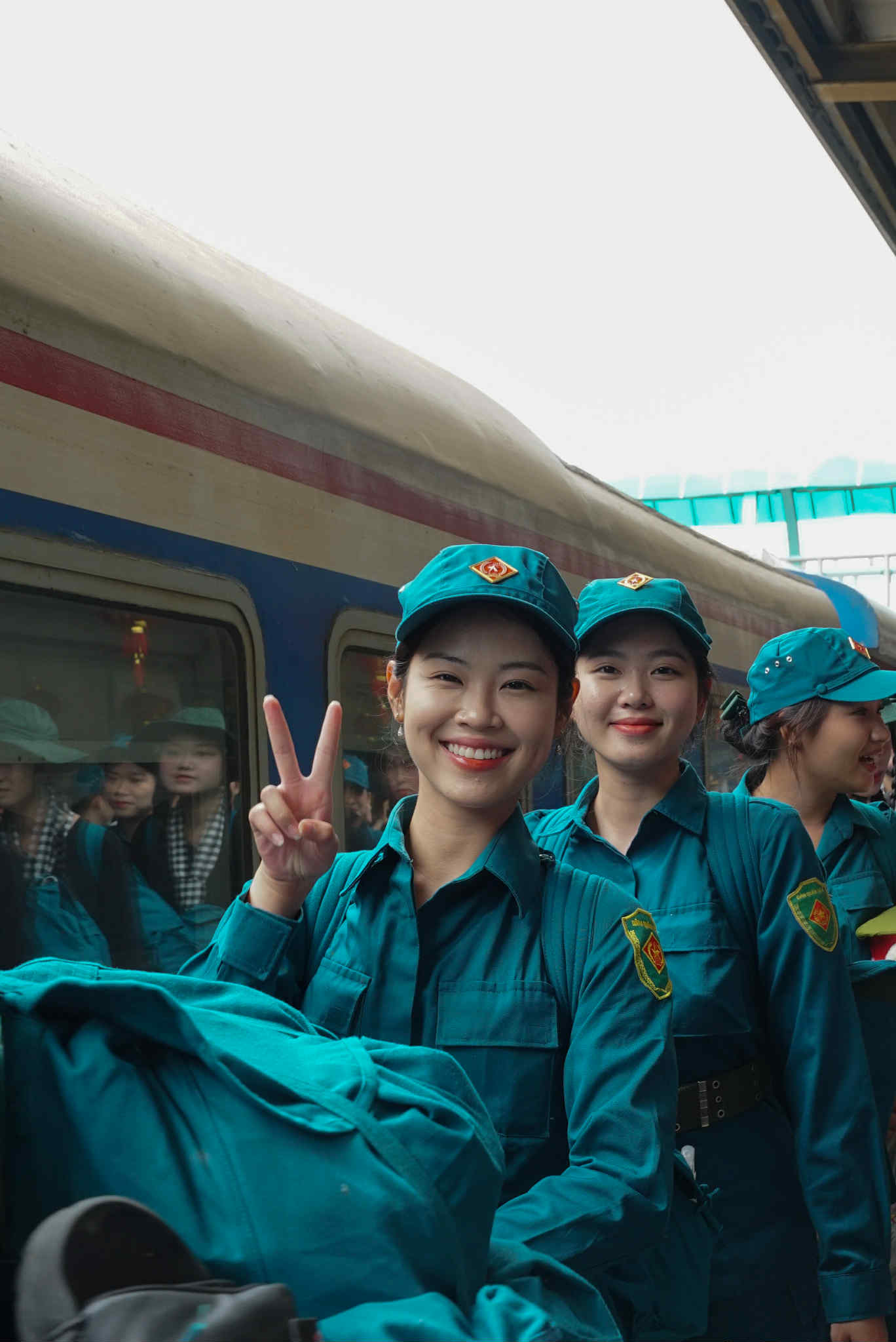 Ga Hà Nội rộn ràng đón đoàn quân nhân ra làm nhiệm vụ A80, Ga Hà Nội rộn ràng đón đoàn quân nhân ra làm nhiệm vụ A80,