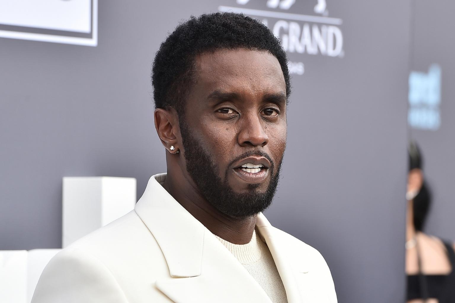 Diddy bị tố bạo hành kinh hoàng 1 cô gái: Dọa giết, ném ra ngoài ban công, lí do thực sự là gì? - Ảnh 1. Diddy bị tố bạo hành kinh hoàng 1 cô gái: Dọa giết, ném ra ngoài ban công, lí do thực sự là gì? - Ảnh 1.