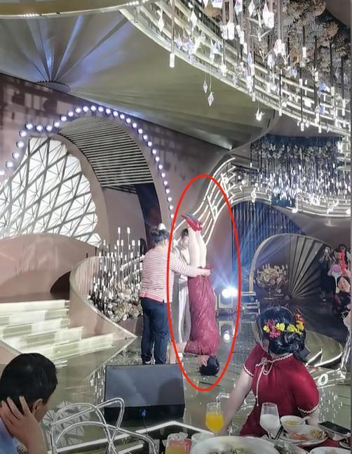 Tiết mục văn nghệ góp vui của mẹ chồng trong đám cưới khiến con dâu ngượng chín mặt- Ảnh 5. Tiết mục văn nghệ góp vui của mẹ chồng trong đám cưới khiến con dâu ngượng chín mặt- Ảnh 5.